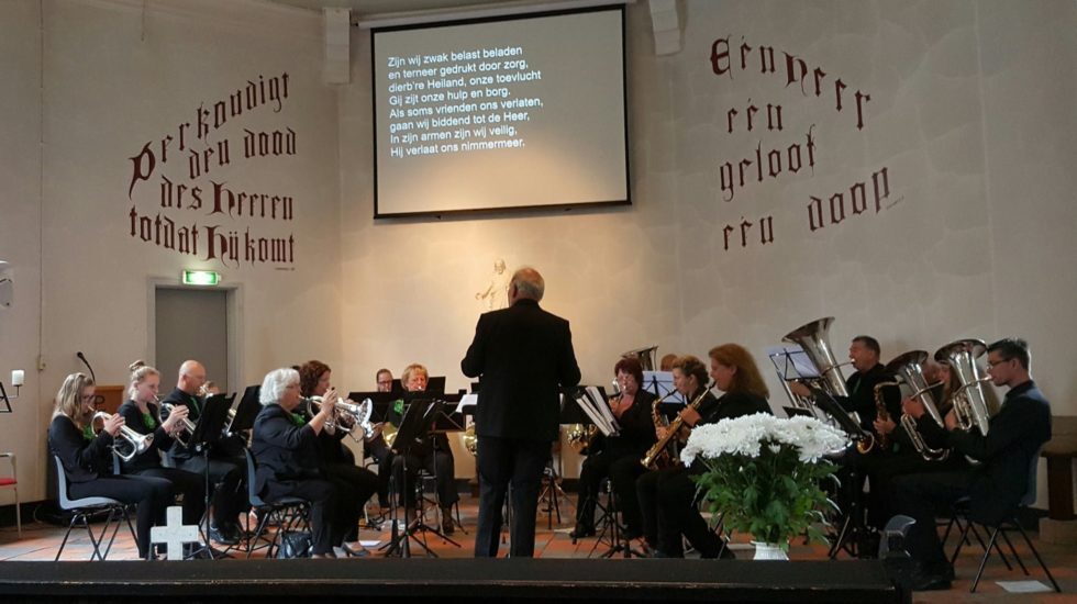 Het orkest speelt in de kerk Het Anker.